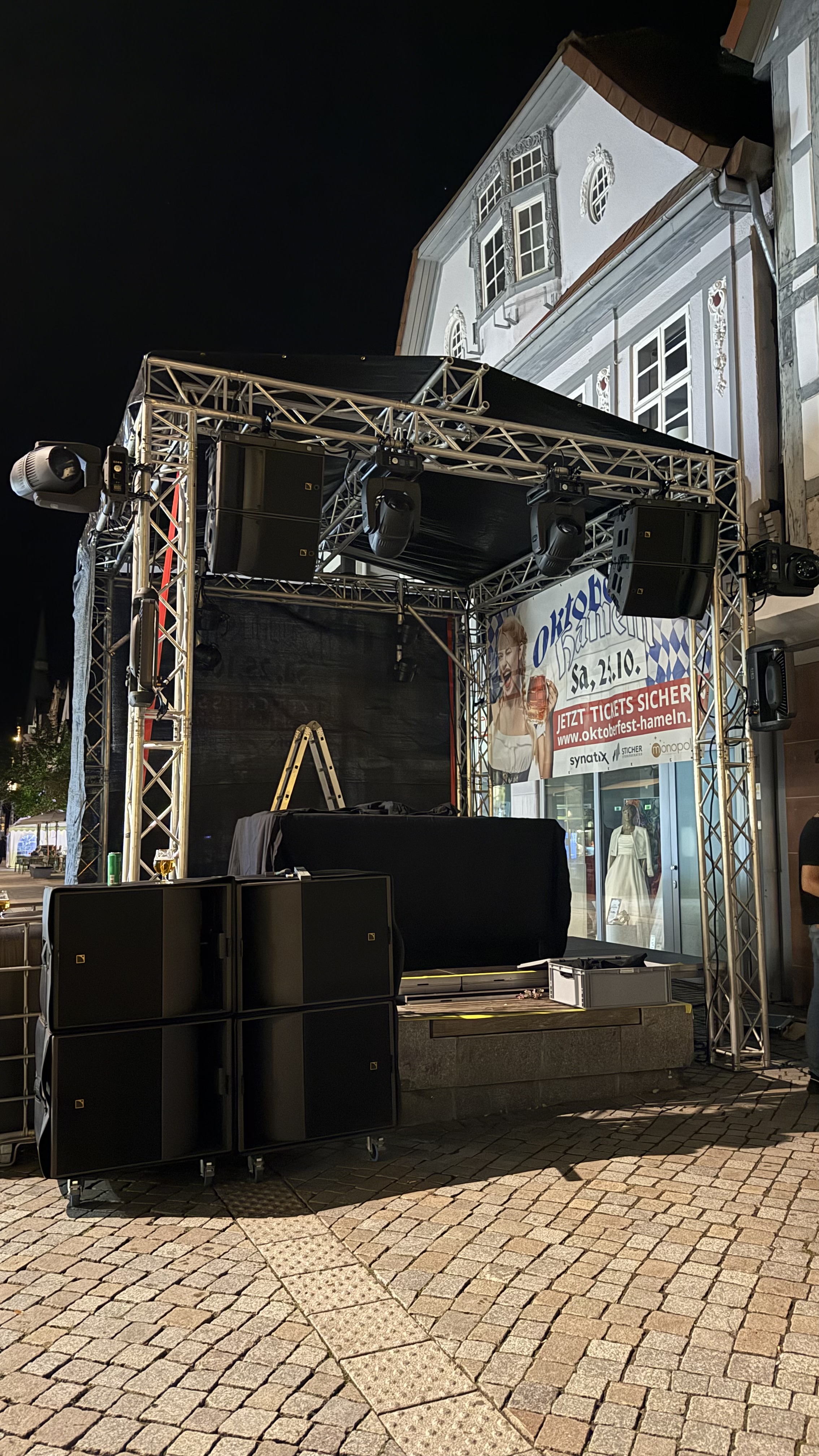 Aufbau der Bühnentechnik und des Strike Towers für das Stadtfest