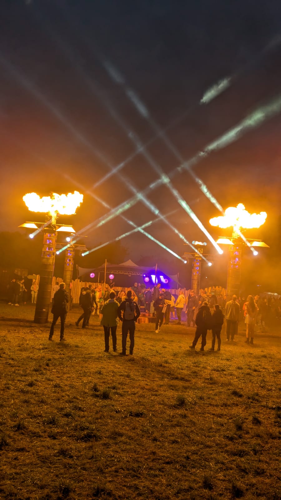 Bühne und Tontechnik beim Open Air Festival